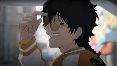 Il y a un personnage avec de longues boucles d'oreilles et une coupe assez courte.