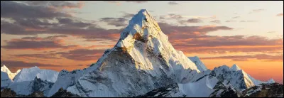 Vrai ou faux ?Le mont Everest qui est le point culminant du globe a pour altitude 9 532 m&egrave;tres.