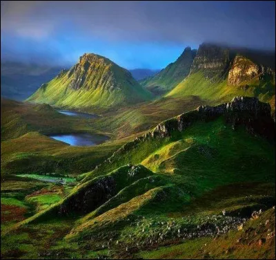 De quel pays d&eacute;pend l'&icirc;le de Skye, la plus vaste et la plus au nord de l'archipel des H&eacute;brides int&eacute;rieures ?