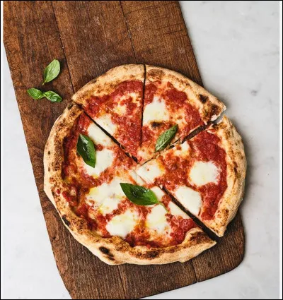 La premi&egrave;re pizza cr&eacute;&eacute;e est la pizza quatre fromages.