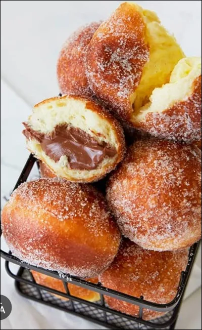 Les beignets sont souvent fourr&eacute;s &agrave; la confiture ou au chocolat.