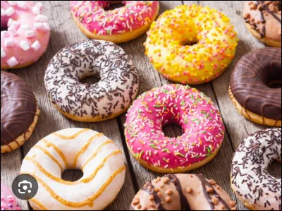 Les donuts ont un rond au milieu pour pouvoir les tenir du bout des doigts.