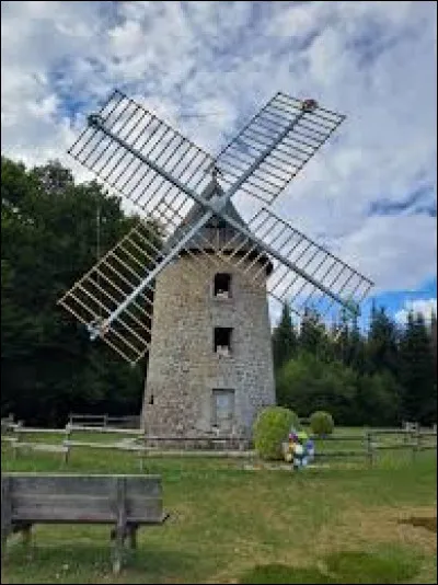 Nous faisons une halte devant ce moulin &agrave; vent, &agrave; Valiergues. Village de l'aire d'attraction Usselloise, il se situe dans le d&eacute;partement ...