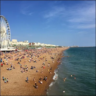 Nous finissons enfin ce long voyage &agrave; Brighton (ou plus pr&eacute;cis&eacute;ment Brighton and Hove), cit&eacute; baln&eacute;aire du sud de l�Angleterre. Brighton est la ville c&ocirc;ti&egrave;re la plus visit&eacute;e du Royaume Uni.