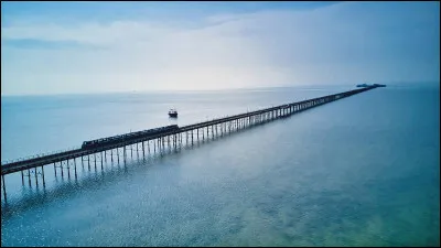 Non loin de Londres, vous arrivez &agrave; Southend-on-Sea, l�une des stations baln&eacute;aires les plus importantes du royaume. Sa jet&eacute;e est la plus longue au monde, avec ses :