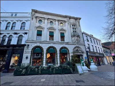 Vous arrivez &agrave; Norwich, avec ses quais color&eacute;s et sa tour dans le centre historique. Le surnom de cette ville est...