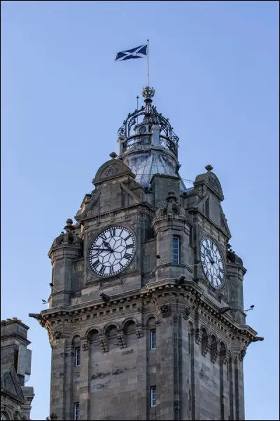 Vous arrivez avec succ&egrave;s en &Eacute;cosse, &agrave; &Eacute;dimbourg, capitale locale. Cette ville m&eacute;di&eacute;vale construite sur un volcan abrite des dizaines et des dizaines de festivals. Qu�est-ce qui domine la ville ?