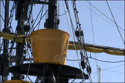 Quel est l'autre nom du ''nid-de-pie'' sur un un navire ?