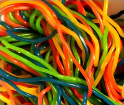 Les Scoubidou sont des bonbons Haribo.