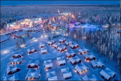 Arr&ecirc;tons-nous sur cette jolie petite ville finlandaise qui se situe pile sur le cercle polaire. Pour quelle raison la commune de Rovaniemi est-elle c&eacute;l&egrave;bre dans le monde entier ?