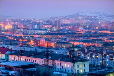 La ville russe de Mourmansk, qui se situe &agrave; 68&deg;58 N, est la plus grande ville au monde se situant nord du cercle polaire. Quelle est sa population ?