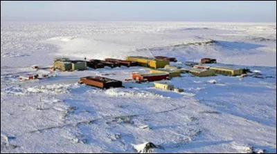 M&ecirc;me si on consid&egrave;re souvent que Longyearbyen (78&deg;13 N) est la ville la plus septentrionale au monde, l�&eacute;tablissement humain le plus au nord est Alert qui se situe &agrave; 82&deg;29 N, &agrave; seulement 838 km du p&ocirc;le Nord. Dans quel pays se situe cette station militaire et m&eacute;t&eacute;orologique ?
