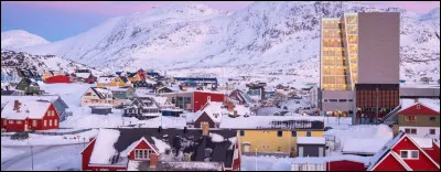 Nous nous rapprochons du cercle polaire &agrave; pr&eacute;sent ! Effectivement, car je vous pose une question sur Nuuk, capitale du Groenland, qui se situe &agrave; 64&deg;10 N. Elle se situe donc &agrave; combien de kilom&egrave;tres du cercle polaire ?