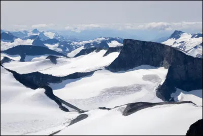 Le Galdh&oslash;piggen est le point culminant de la Norv&egrave;ge avec ses 2 469 m. C'est aussi le seul point culminant d'un pays se situant au nord du cercle polaire. Vrai ou faux ?