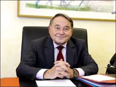 Cet homme politique est maire d'Issoudun depuis mars 1977 ; il brigue un 9e mandat :