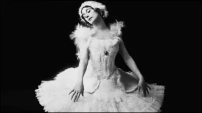 Qui est cette danseuse consid&eacute;r&eacute;e comme l'une des plus grandes ballerines de tous les temps qui popularis&eacute; le ballet classique dans le monde entier ?