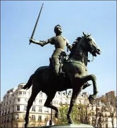 Jeanne d'Arc : C'est du petit village de Domr&eacute;my que Jeanne part pour "lib&eacute;rer le royaume de France de l'envahisseur et conduire le dauphin sur le tr&ocirc;ne", ob&eacute;issant ainsi &agrave; Michel, Marguerite et Catherine, les saints qui lui auraient confi&eacute; cette mission. Le dauphin en question, que Jeanne m&egrave;nera jusqu'&agrave; Reims pour qu'il y soit sacr&eacute; en 1429, est le futur...