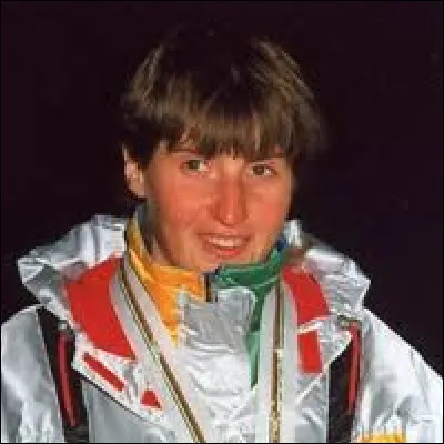 Cette championne de biathlon est n&eacute;e &agrave; Cornimont en 1966. Aux JO d'hiver, &agrave; Albertville en 1992, elle remporte la m&eacute;daille d'or en relais femmes, avec Corinne Niogret et Anne Briand. Quel est son nom ?
