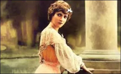 Cette femme, n&eacute;e &agrave; Toulon en 1866, a d'abord &eacute;t&eacute; com&eacute;dienne et fut souvent compar&eacute;e &agrave; son a&icirc;n&eacute;e Sarah Bernard. En pleine 1re Guerre mondiale elle tombe malade et abandonne la com&eacute;die. Attir&eacute;e par la religion elle devient religieuse franciscaine. Elle finit sa vie &agrave; Thuill&egrave;res, petit village vosgien. Quel est son nom ?