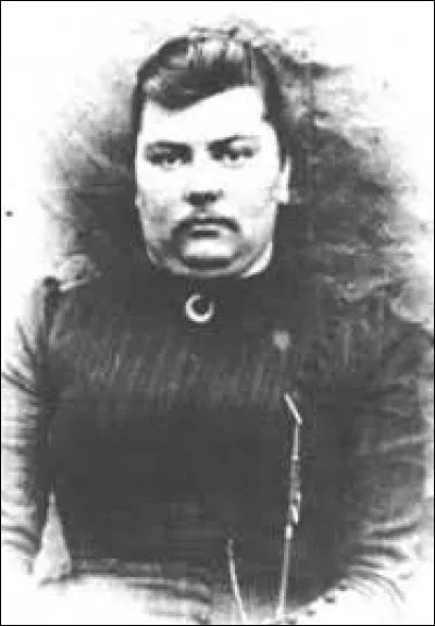 Cl&eacute;mentine Delait est n&eacute;e dans les Vosges en 1865 et est d&eacute;c&eacute;d&eacute;e dans le m&ecirc;me d&eacute;partement en 1939. Quelle particularit&eacute; physique fit sa renomm&eacute;e, la faisant m&ecirc;me devenir la mascotte des poilus pendant la 1re Guerre mondiale ?