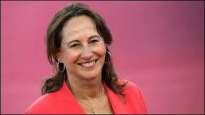 C'est en 1963 que la famille Royal est venue s'installer &agrave; Chamagne non loin d'&Eacute;pinal. S&eacute;gol&egrave;ne a dix ans et effectue ses &eacute;tudes dans les Vosges jusqu'&agrave; l'obtention de son baccalaur&eacute;at en 1971, avant de s'envoler vers le destin qu'on lui conna&icirc;t.Sous quelle pr&eacute;sidence fut-elle ministre d&eacute;l&eacute;gu&eacute;e &agrave; l'Enseignement scolaire ?