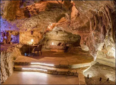 Comment Robinson nomme t-il sa premi&egrave;re grotte am&eacute;nag&eacute;e ?