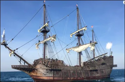 Lors de son premier voyage en navire, quelle mauvaise rencontre Robinson fait-il ?