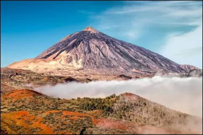 Sur quelle &icirc;le se trouve le pic de Teide, longtemps consid&eacute;r&eacute; comme le plus haut sommet du monde ?