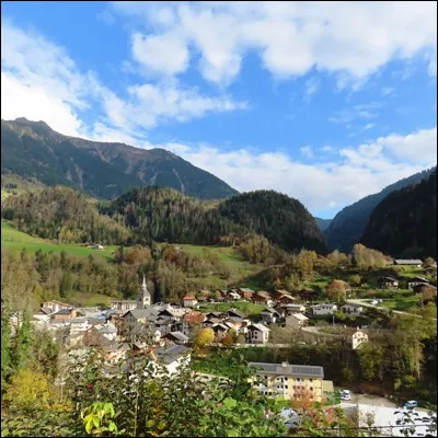 Quel fromage au lait cru de vache &agrave; p&acirc;te cuite a &eacute;t&eacute; surnomm&eacute; le "prince des gruy&egrave;res" par Jean Anthelme Brillat-Savarin ?