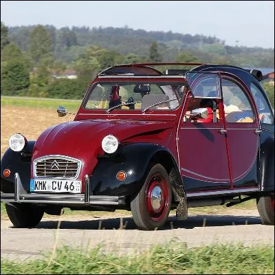 Quelle voiture de tourisme de la marque Renault, &eacute;quip&eacute;e d’une traction avant, est apparue sur le march&eacute; en 1961 ?