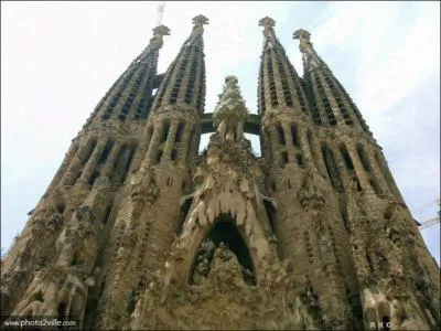 Laquelle de ces propositions concernant la Sagrada Familia, monument emblmatique de Barcelone est fausse ?