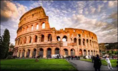 En Italie, il est interdit de s�asseoir sur les marches de certains monuments.