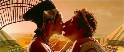 Quelle chanson entend-on lors de la r&eacute;conciliation de C&eacute;sar et Cl&eacute;op&acirc;tre dans le film "Ast&eacute;rix et Ob&eacute;lix : Mission Cl&eacute;op&acirc;tre" ?