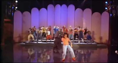 Quelle chanson interpr&egrave;te la chorale de l'&eacute;cole de San Francisco lors d'une comp&eacute;tition dans le film "Sister Act 2" ?