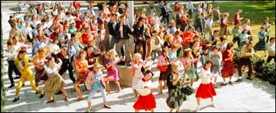 Quelle chanson interpr&egrave;tent les &eacute;l&egrave;ves lors de la rentr&eacute;e dans cette sc&egrave;ne du film "Grease 2" ?