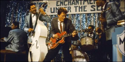 Quelle chanson interpr&egrave;te Marty dans cette sc&egrave;ne devenue culte du film "Retour vers le Futur" ?