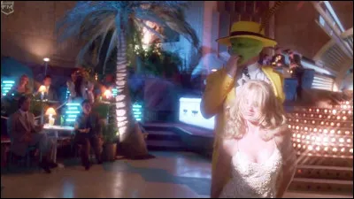 Sur quelle musique danse Le Mask avec la chanteuse Tina dans le film "The Mask" ?