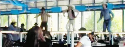 Quelle chanson interpr&egrave;te Micha&euml;l Youn et ses acolytes dans cette sc&egrave;ne du film "Les Onze Commandements" ?