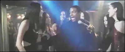 Quelle chanson l'inspecteur James Carter interpr&egrave;te-t-il dans cette sc&egrave;ne du film "Rush Hour 2" ?