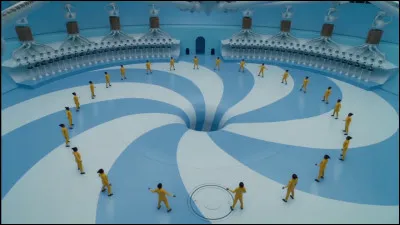 Quelle chanson interpr&egrave;tent les Oompa-Loompas dans cette sc&egrave;ne du film "Charlie et la Chocolaterie" ?