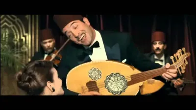 Quelle chanson Hubert Bonisseur de la Bath interpr&egrave;te-t-il dans cette sc&egrave;ne du film "OSS 117 : Le Caire, nid d'espions" ?