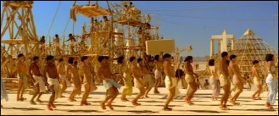 Sur quelle musique dansent ces ouvriers &eacute;gyptiens dans cette mythique sc&egrave;ne du film "Ast&eacute;rix et Ob&eacute;lix : Mission Cl&eacute;op&acirc;tre" ?