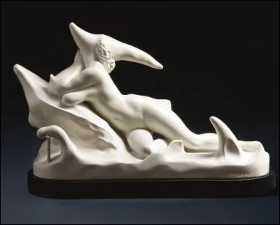 Quel peintre surr&eacute;aliste est l'auteur de cette sculpture intitul&eacute;e ''Nu f&eacute;minin hyst&eacute;rique et a&eacute;rodynamique'' ?