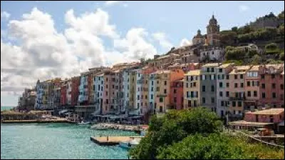 C'est une r&eacute;gion qui forme un arc de cercle entre la mer qui la borde au sud et l'ensemble montagneux des Alpes et des Apennins :