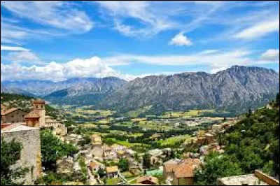 Cette r&eacute;gion, situ&eacute;e &agrave; la limite de l'Italie centrale et de l'Italie m&eacute;ridionale, comprend une partie montagneuse et un long littoral sur l'Adriatique :