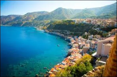 Cette r&eacute;gion, form&eacute;e d'une petite p&eacute;ninsule montagneuse s'avan&ccedil;ant dans la M&eacute;diterran&eacute;e entre la mer Tyrrh&eacute;nienne et la mer Ionienne, est celle o&ugrave; le revenu par habitant est le plus bas du pays :