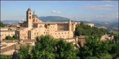 Cette r&eacute;gion se situe au centre-est de l'Italie, le long de la mer Adriatique, en bordure de la dorsale des Apennins :