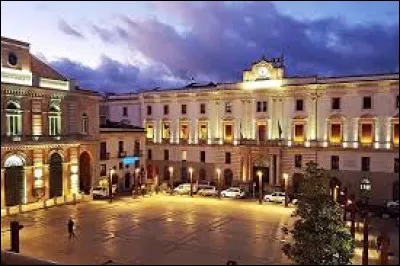 Cette ville de 64 000 habitants, situ&eacute;e &agrave; 819 m d'altitude dans l'Apennin du sud, est la capitale du Basilicate :