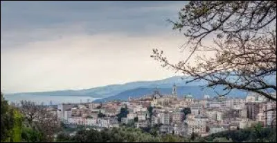 Cette ville de 84 000 habitants, &eacute;difi&eacute;e sur des collines dominant la mer Ionienne et le golfe de Squillace, est la capitale administrative de la Calabre :