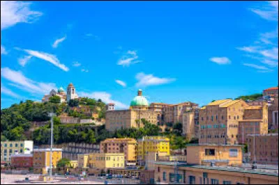 Cette ville de 100 000 habitants, situ&eacute;e sur la c&ocirc;te Adriatique, est la capitale des Marches :